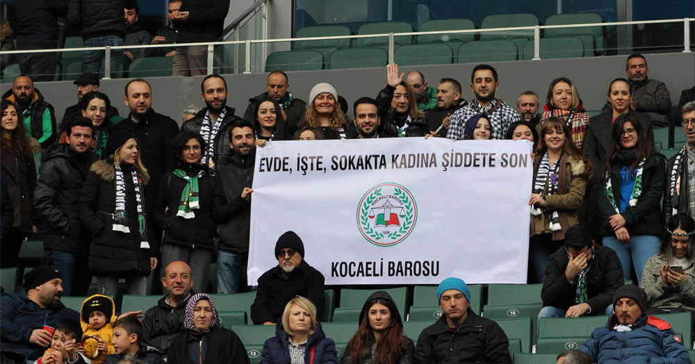 Kocaeli Barosu'nda kadına şiddet pankartı