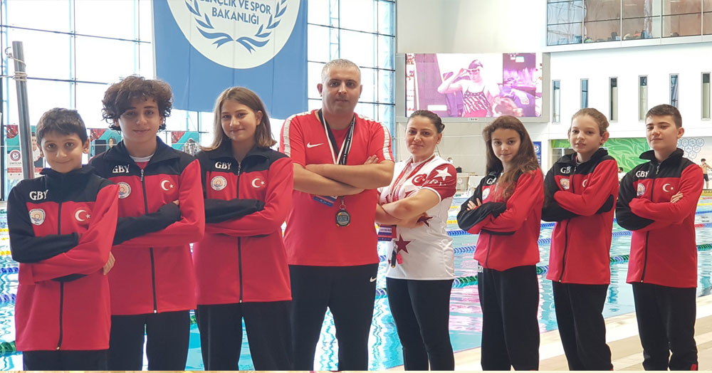 Gölcüklü yüzücüler zirveden inmiyor!