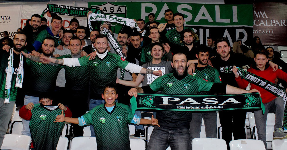 Basketbol maçını izlemesini bilen taraftar!