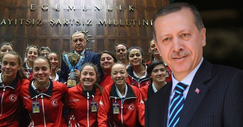 CUMHURBAŞKANI GÖRÜYOR BİZİMKİLER BÖN BÖN BAKIYOR!