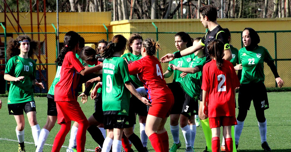 Kızların maçında KAVGA!