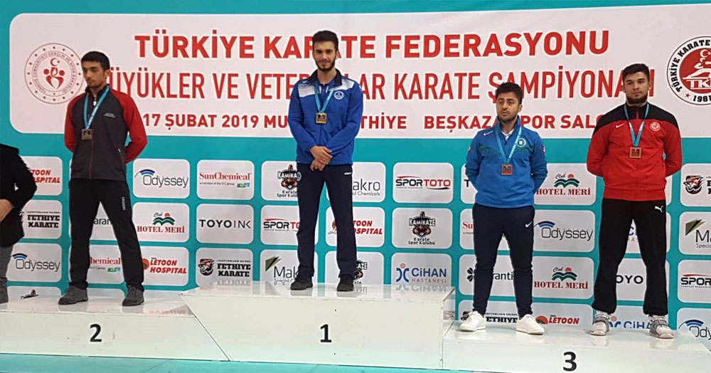 Karatecilerimiz kürsüden inmiyor!