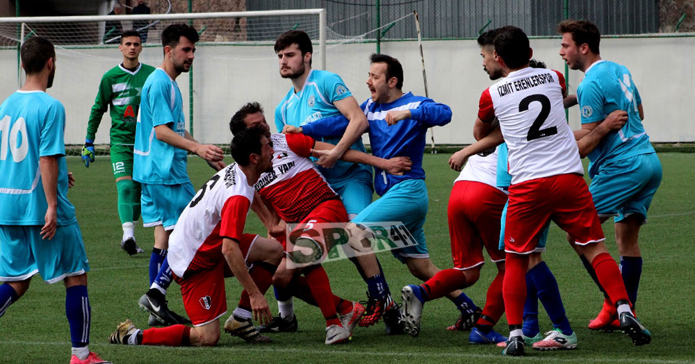 Amatör maçta futbolcular bir birine girdi!