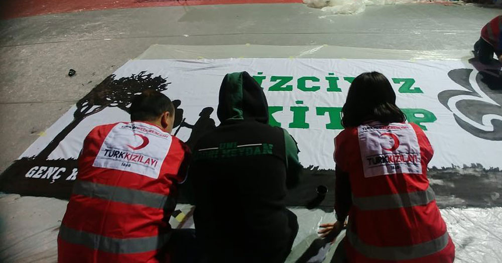 Üni Hodri Meydan, Kızılay ve izciler el ele