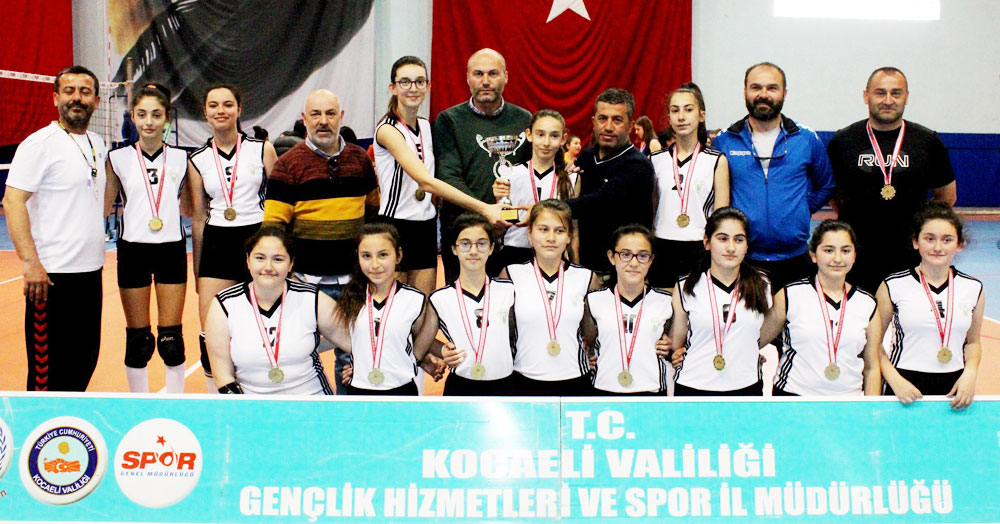 Edebali Ortaokulu zirveyi seviyor