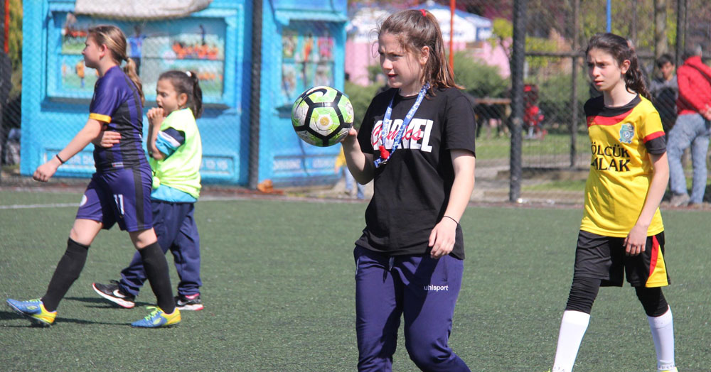 Bizim Kübra büyüdü de hakem oldu