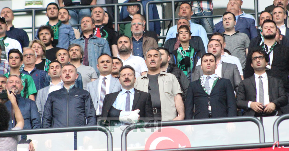 Kolu kırılan Vali Aksoy da maçı izledi