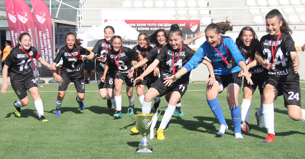 Kocaelispor’dan şampiyon kızlara kutlama