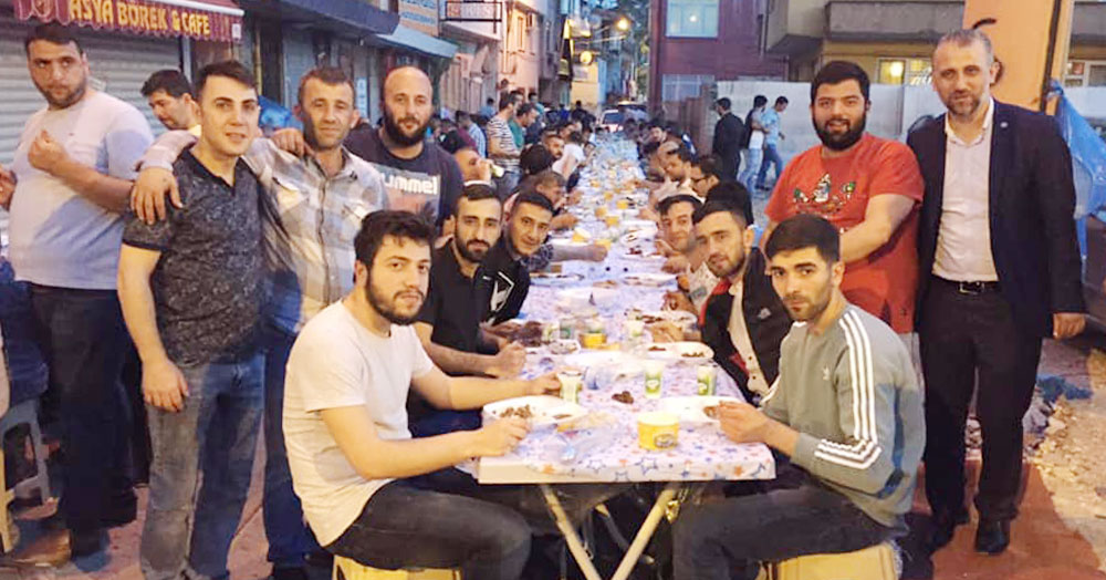 Paşa mahallesi iftarda bir araya geldi