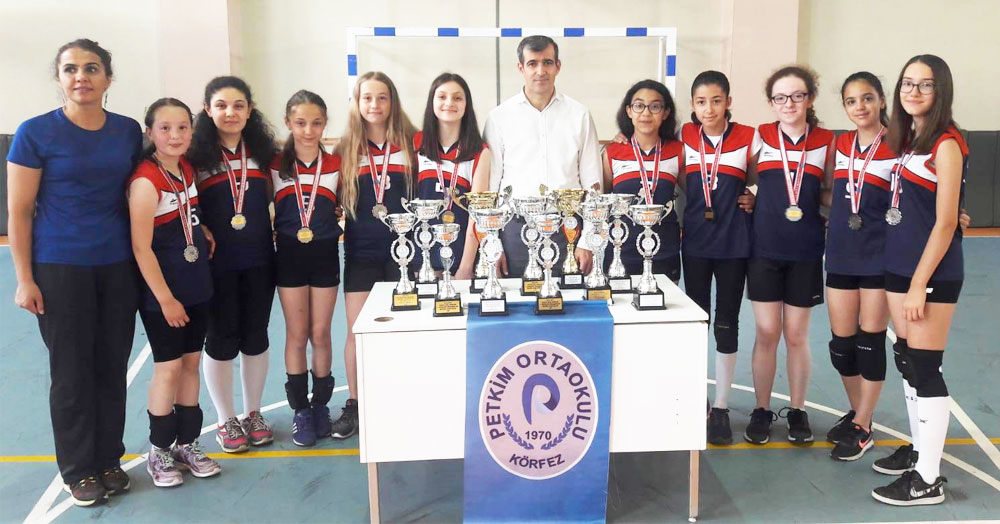 Petkim Ortaokulu alınmadık kupa bırakmadı!