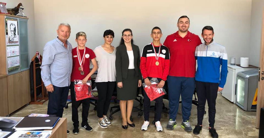 Genç güreşçiler Arutan Müdür'ü ziyaret etti