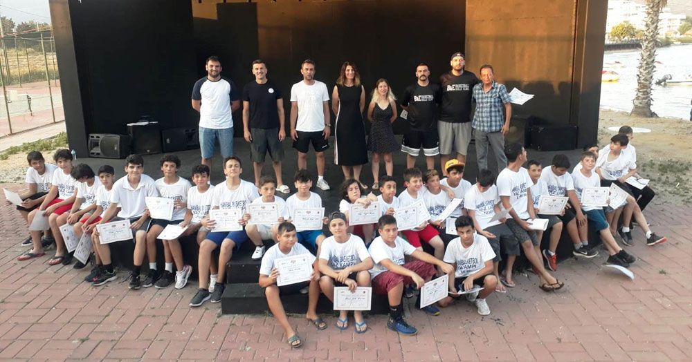 Özcan ve Kaya’dan basketbolculara başarı belgesi