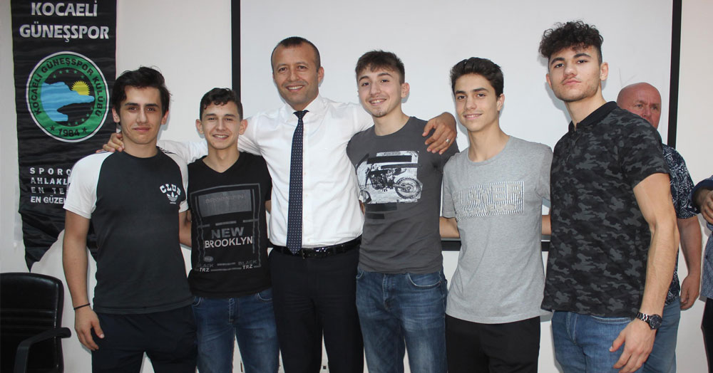 Genç futbolcular Uzun’u kutladı