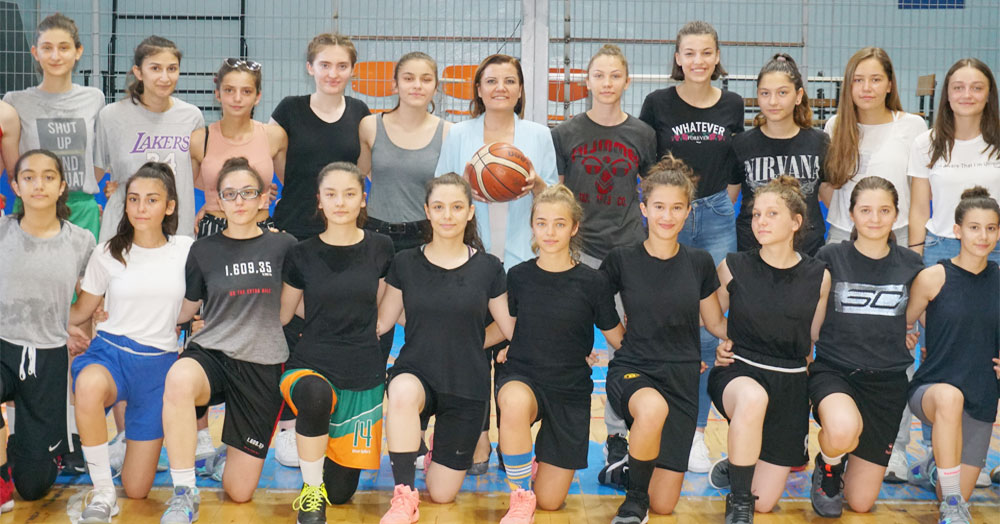 Fatma ablalarından basketbolculara yakın ilgi