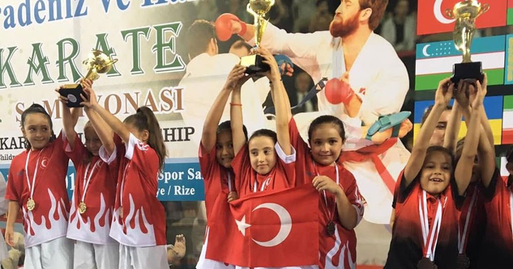 Adnan Şamdan’dan çekirgelerine kutlama!