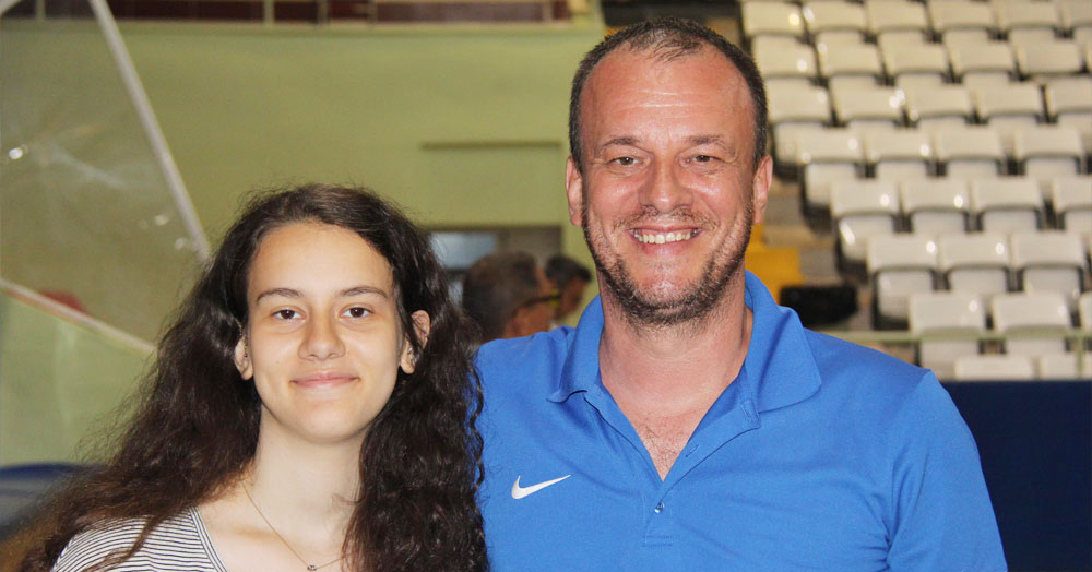 Başkan Uğur Koştur ve kızı Zeynep’ten takıma tatlı