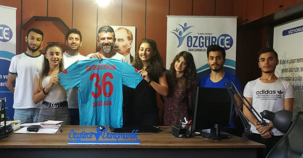 Kriketçilerden Özgür Agin’e teşekkür ziyareti