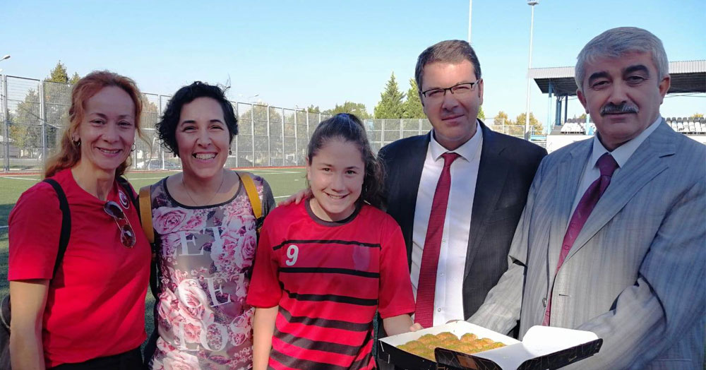 Şampiyonlara müdürden tatlı ziyaret