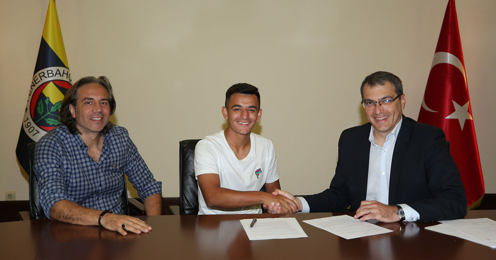 İzmitli Melih Fenerbahçe’de profesyonel oldu