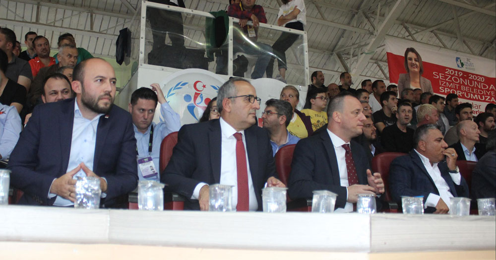 Haydar Akar yerinde duramadı