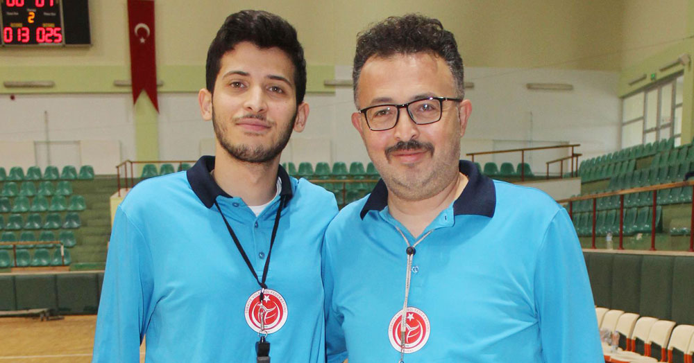Baba ve oğul aynı maçta voleybol hakemliği yaptı