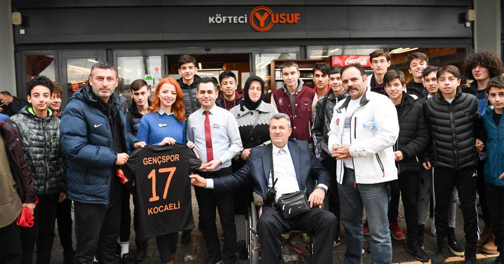 Muhtar Mehmet Kamış’tan Gençspor’a yemek jesti