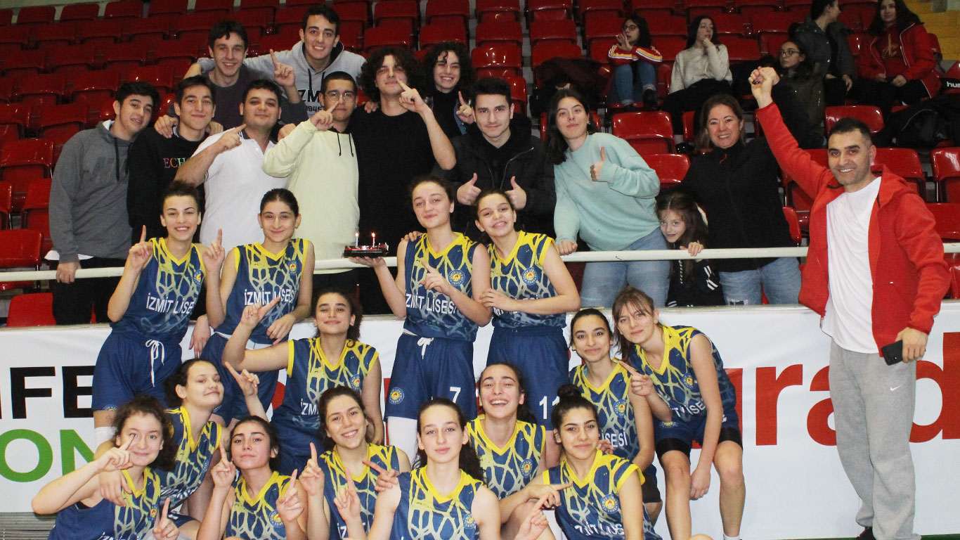 Genç kız basketbolda sıra elemelerde