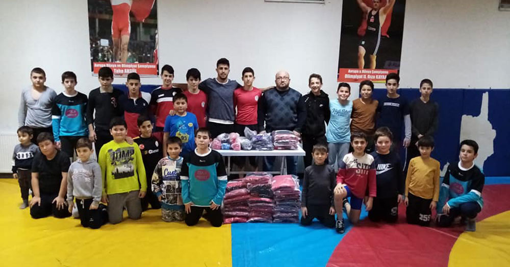 İzmitli güreşçilere federasyondan malzeme desteği