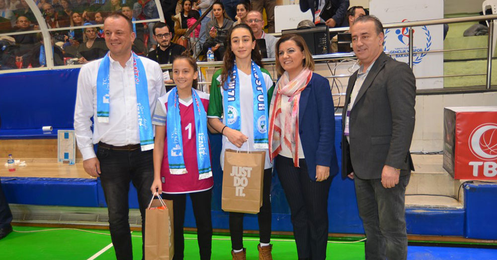 Başkan Hürriyet, milli takım daveti alan basketbolcuları kutladı