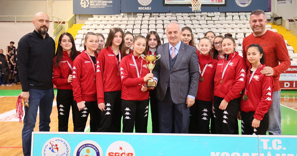 İzmit Belediyespor ve Kağıtspor şampiyon!