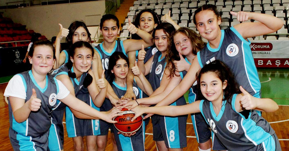 Küçük Kız Basketbolda sıra elemelerde