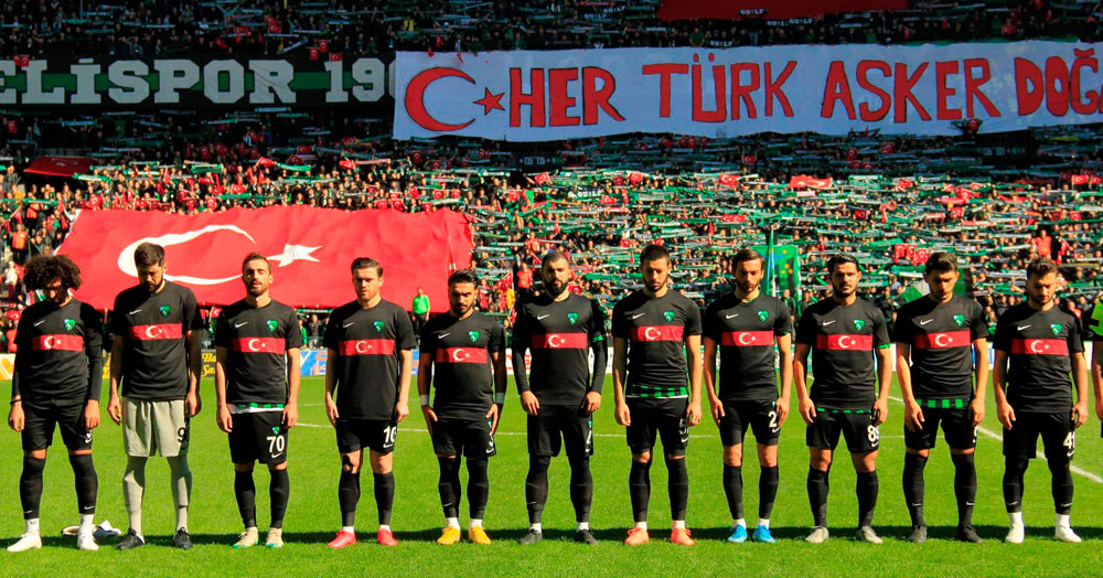 Anlamlı tişörtlerle seremoniye çıktılar