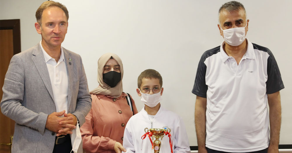 İzmit Belediyesporlu karateciler onurlandırıldı