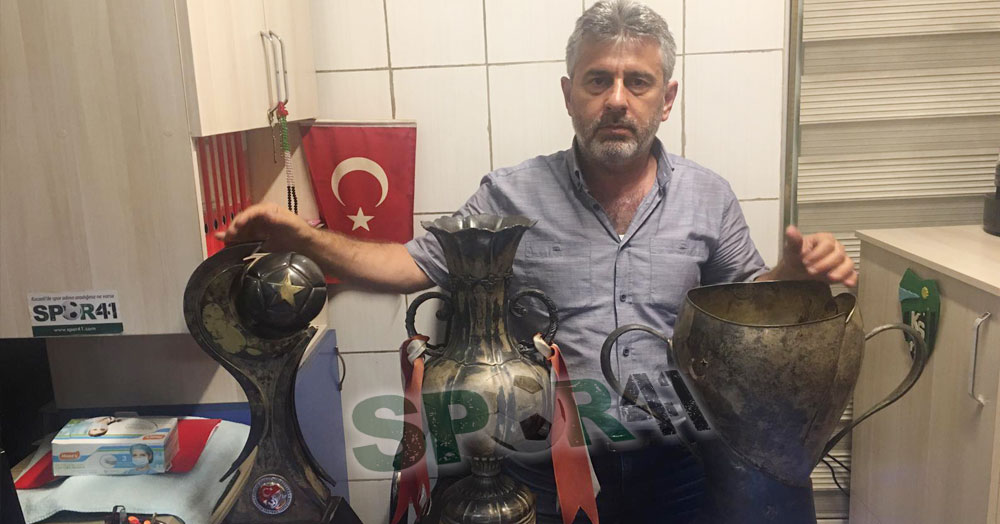 İlyas Çakır, şanlı kupaları teslim ediyor