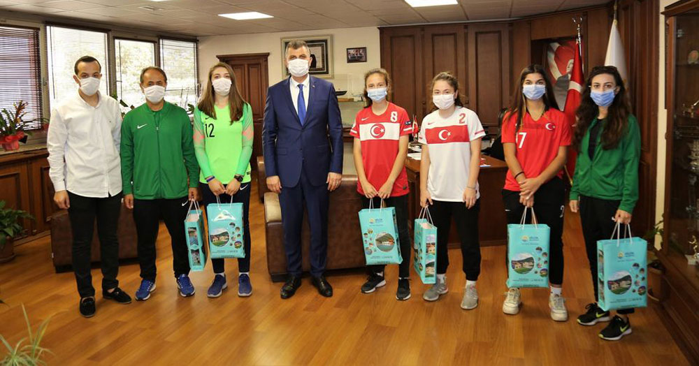 Millilerimiz, Sezer’e konuk oldu