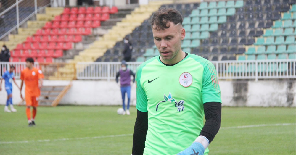 Kemerspor maça kalecisiz geldi, stoper kaleye geçti