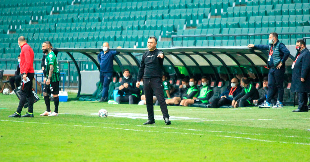 Bülent Akan hakemlere sardı!