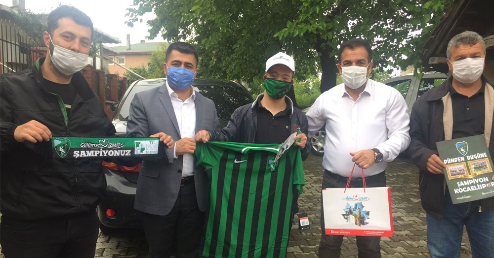 Başkan Hürriyet, Dilovası’ndaki down sendromlu gencin yüzünü güldürdü