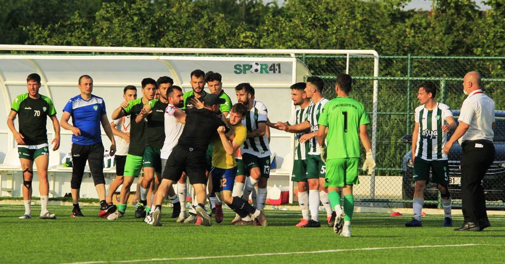 Çilimli – Karamürsel maçında olay çıktı!