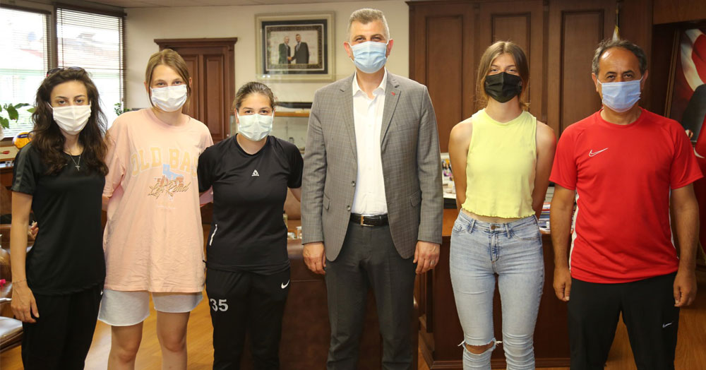 Milli futbolculardan Sezer’e ziyaret