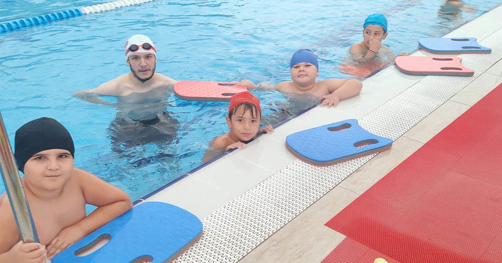 İzmit Belediyesi’nin ücretsiz yüzme kursları sürüyor!