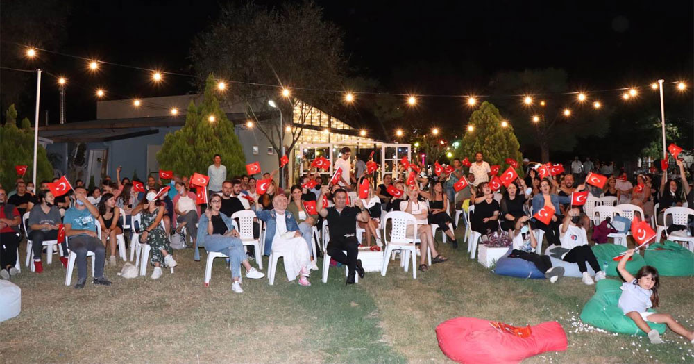 İzmitliler kadın voleybolcuları alkışladı