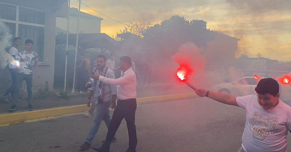 İmparator Savaş Demir’e meşaleli imza töreni!