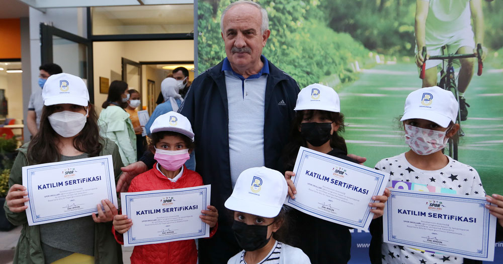 Derince’de spor okulları üyeleri sertifikalarını aldı
