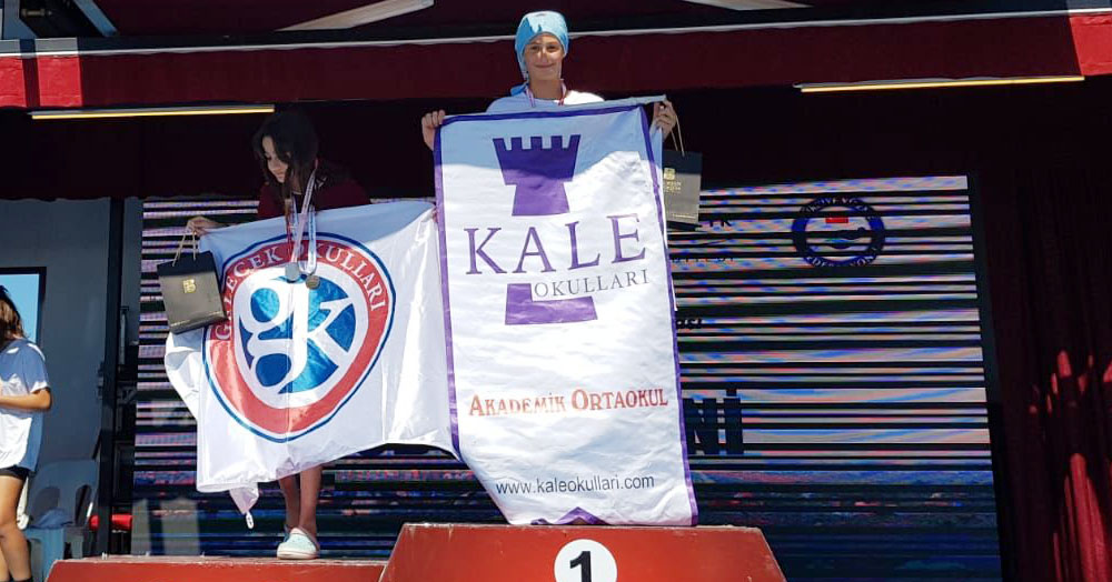 Kale Okulları’nın öğrencileri kürsüden inmiyor!