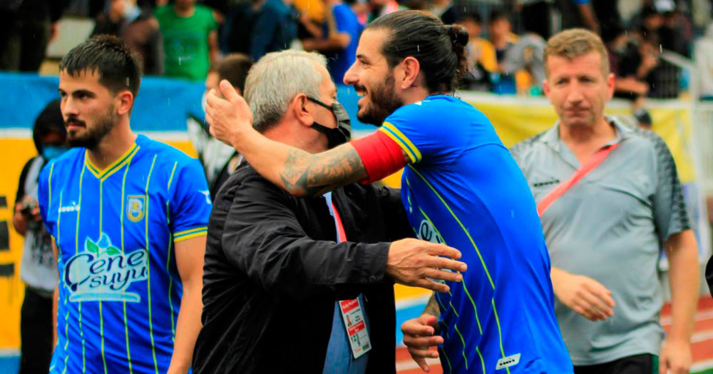 Belediye Derince’de 4 futbolcu sınırda