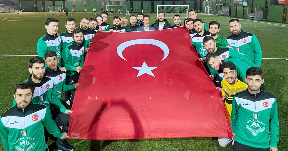 Hamdi Kartal ve Gökhan Çalışkan’dan İzmit Erenlerspor’a anlamlı destek