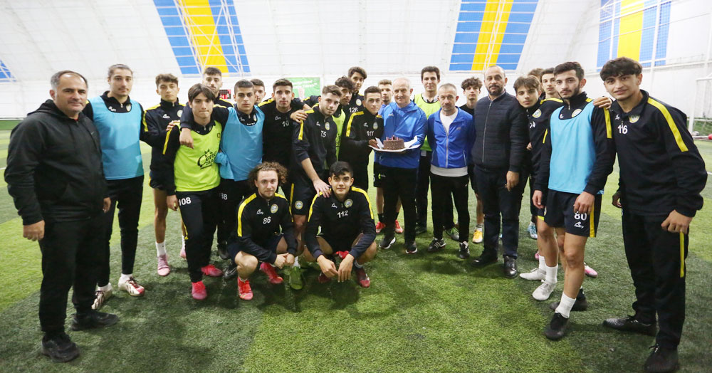 Aygün, gençleri kırmadı, sahaya indi!