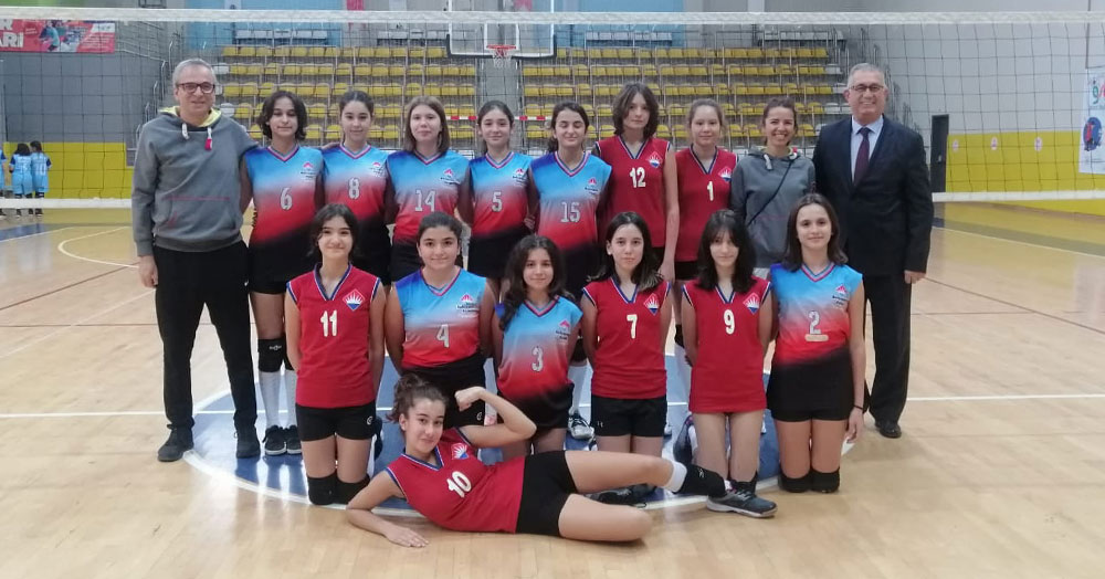 Mahmut Müdür voleybol takımını kutladı