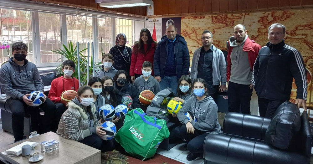 İzmit Belediyesi’nden okullara spor malzemesi desteği